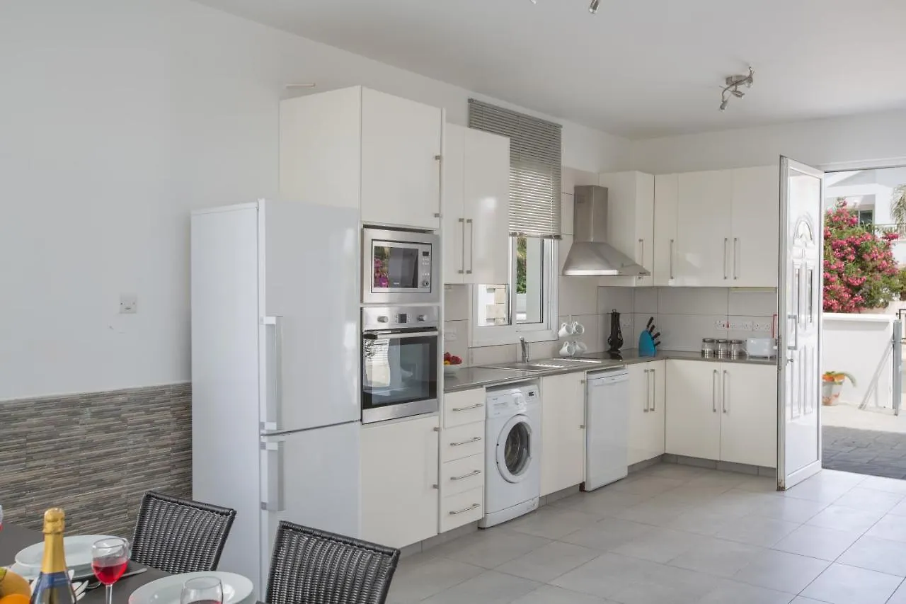 Villa Suri, Luxury Seafront Villa Ayia Napa Cipro